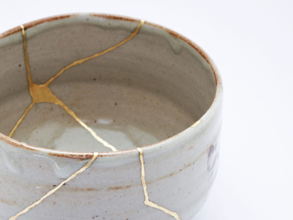 אמנות הקינצוגי (Kintsugi) כמשל ליצירת מנהיגות נשית אותנטית מתוך פצעי אם וצמיחה פוסט-טראומטית.
