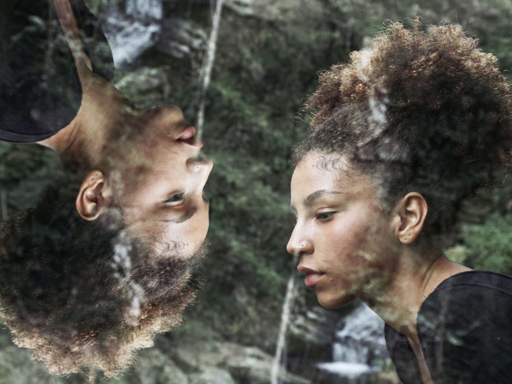 מנהיגות נשית המתמודדת עם הדילמה המגדרית בין תוקפנות לריצוי דרך כלים של מו"מ נשי.