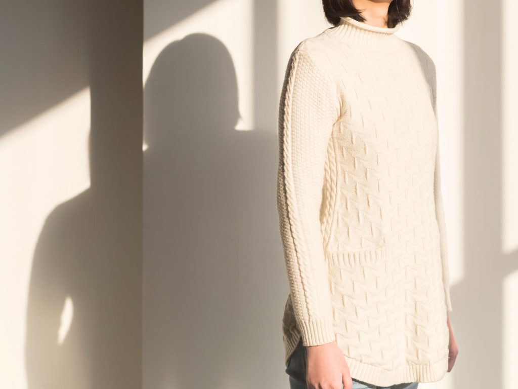 מנהיגות נשית המבחינה בין ויתור לשחרור אסטרטגי כחלק מניהול מו"מ נשי וחירות אישית.