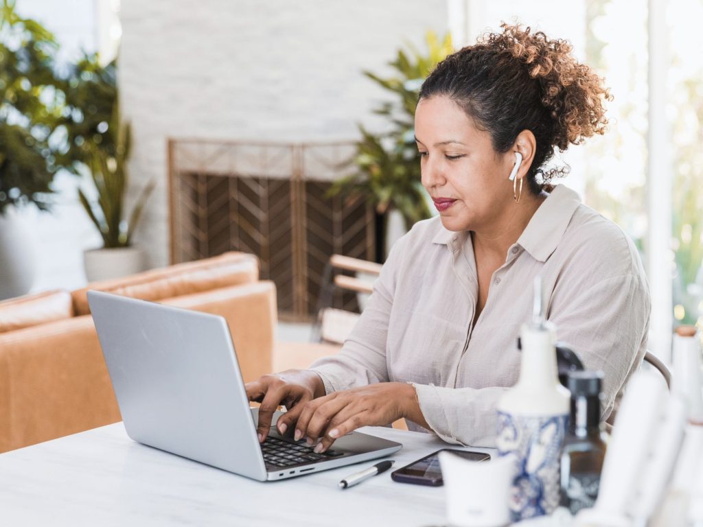 מנהיגות נשית המתרגמת כישורי ניהול ביתיים לאסטרטגיית מו"מ נשי בחדר הישיבות.