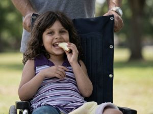 ילדה בת 5 בכיסא גלגלים לאחר שבר בירך, רגע שממחיש תהליך ארוך של בניית חוסן ועצמאות בתוך הקשר בין אם לבת